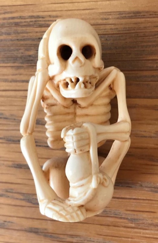 Netsuke sitting skeleton 1.jpg