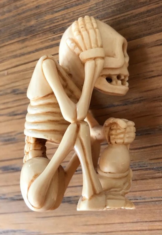 Netsuke sitting skeleton 2.jpg