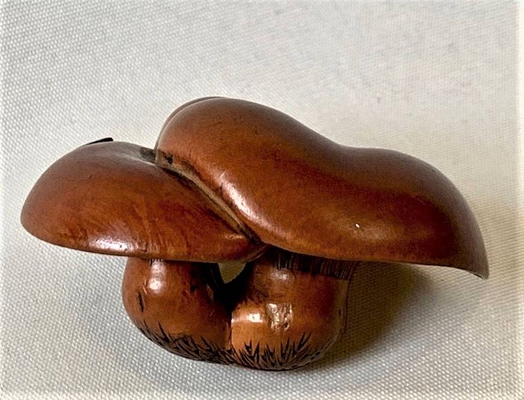 Shitake Group Netsuke Tadatoshi Wood 3 (2).JPG